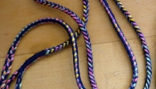 fingerloop braid of 6 loops, two bicolor patterns in one braid